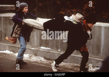 Henry (MACAULAY CULKIN, rechts) und Mark (ELIJAH WOOD) schaffen einen Toten weg. Regie: Joseph Ruben aka. The Good Son Stock Photo