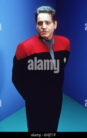 Mehrere Crewmitglieder klagen über Mattheit, Kopfschmerzen und Gereiztheit. Chakotay (ROBERT BELTRAN, Bild) altert innerhalb weniger Stunden - offenbar wurden die Gene manipuliert... Regie: James L. Conway aka. Star Trek: Voyager Stock Photo
