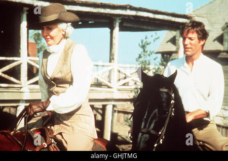 Die australische Farmerin Mary Carson liebt den irischen Geistlichen Ralph de Bricassart. Als er ihre Liebe nicht erwidert, holt sie ihren Bruder Paddy Cleary und dessen Familie auf die Farm. Mary stirbt und vererbt Ralph ihr VermÜgen... Bild: BARBARA STANWYCK (Mary Carson), RICHARD CHAMBERLAIN (Pater Ralph) Regie: Daryl Duke aka. Teil 1: The Thorn Birds Stock Photo