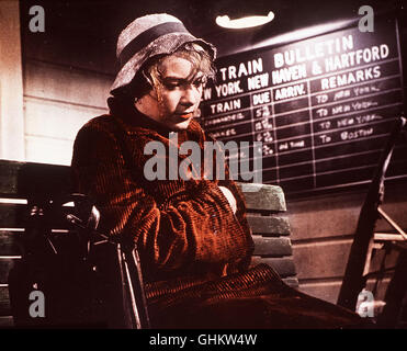 Miles Doughton soll für seinen Bruder, den Chef eines Markforschungsinstituts, Meggie Wheeler (SHIRLEY Mc LAINE) mit den Mitteln der Branche zur idealen Frau umformen ... Regie: Charles Walters aka. Ask any Girl Stock Photo