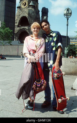 Der 16jährige Ron (LEANDRO BLANCO) dreht mit seinem Skateboard verwegene Runden auf dem Platz vor der Kaiser-Wilhelm-Gedächtniskirche in Berlin. Rauflustige Skinheads zwingen ihn zu einem riskanten ManÜver. An Tanjas (ALEXANDRA HENKEL) Eisbecher führt dabei kein Weg mehr vorbei. Eine folgenschwere Begegnung Ð nicht nur für Tanjas vom Eis völlig ruinierte Bluse. Zwischen Ron und Tanja funkt es mächtig. aka. Eine Schülerliebe Stock Photo