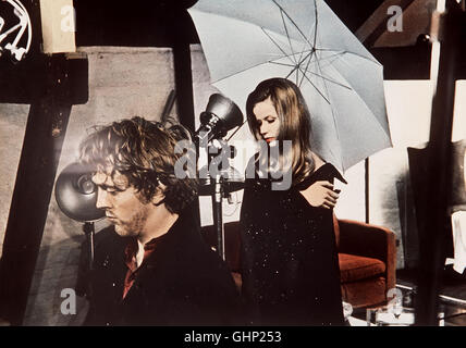 BLOW UP GB 1966 - Michelangelo Antonioni Der junge Londoner Starfotograf Thomas (DAVID HEMMINGS) entdeckt bei der Vergrößerung einer Aufnahme, daß er vermutlich Zeuge eines Mordes geworden ist... Hier mit Model Veruschka (VERUSCHKA VON LEHNDORFF) Regie: Michelangelo Antonioni aka. Blow up Stock Photo