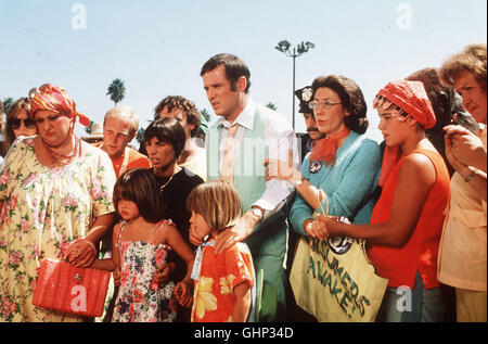 Die Hausfrau Pat Kramer (LILY TOMLIN) schrumpft eines Tages aus unerfindlichen Gründen auf Fingerhutgröße. Da wird sie von einem großen Konzern entführt, der mit ihrem Blut eine Formel zur Schrumpfung der gesamtem Weltbevölkerung gewinnen möchte. Szene mit CHARLES GRODIN Regie: Joel Schumacher aka. The Incredible Shrinking Woman Stock Photo