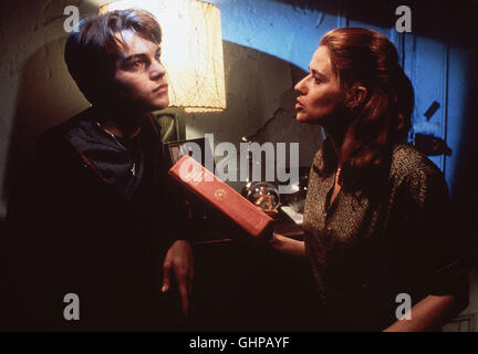 JIM CARROLL - IN DEN STRASSEN VON NEW YORK - Jim (LEONARDO DiCAPRIO) mit seiner Mutter (LORRAINE BRACCO). Regie: Scott Kalvert aka. Basketball Diaries Stock Photo