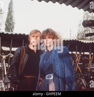 Schauspieler Claus Theo Gärtner mit Boxer Rene Weller bei einer