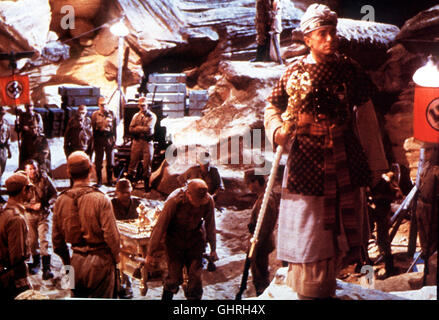Jäger des verlorenen Schatzes - 1936: Indiana Jones sucht nach der Bundeslade (FOTO) und liefert sich ein gefährliches Kopf-an-Kopf rennen mit den Nazis, die sich die übernatürlichen Kräfte, die der Lade zugesprochen werden, zu Nutze machen wollen... Szene mit Belloq (PAUL FREEMAN,r). Regie: Steven Spielberg aka. Raiders Of The Lost Ark Stock Photo