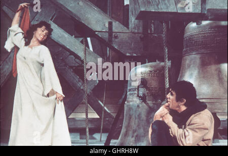 DER GLÖCKNER VON NOTRE-DAME Notre-Dame de Paris F 1956 - Jean Delannoy Quasimodo, der Glöckner von Notre-Dame (ANTHONY QUINN) entführt die schöne Zigeunerin Esmeralda (GINA LOLLOBRIGIDA) in den Turm der Kathedrale, um sie vor dem Galgen zu retten. Regie: Jean Delannoy aka. Notre-Dame de Paris Stock Photo