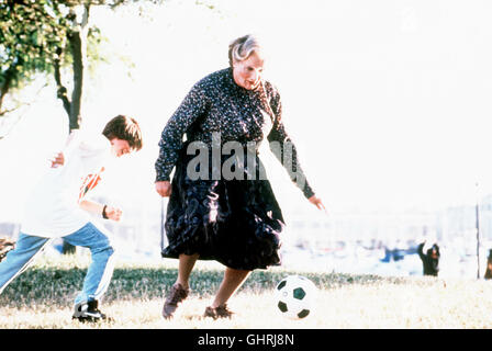 Mrs. Doubtfire - Das stachelige Kindermädchen Was tut man als liebender Familienvater nicht alles, wenn einem nach der Scheidung das Sorgerecht für die Kinder entzogen wird Daniel Hillard jedenfalls kommt auf eine abenteuerliche Idee: Er verkleidet sich in eine 'Mrs. Doubtfire' und bewirbt sich auf eine Annonce, in der seine Ex-Frau Miranda eine neue Haushälterin sucht... Bild: Mrs. Doubtfire (ROBIN WILLIAMS), Chris (MATTHEW LAWRENCE) Regie: Chris Columbus aka. Mrs. Doubtfire Stock Photo