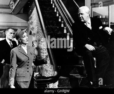 ZEUGIN DER ANKLAGE Witness for Prosecution USA 1957 - Billy Wilder Eigentlich ist Sir Wilfrid Robarts (CHARLES LAUGHTON,r) gar nicht imstande, Leonard Vole vor einem Londoner Schwurgericht zu verteidigen. Der Fall reizt den berühmten Anwalt jedoch sehr; Vole steckt nämlich in einer teuflischen Geschichte. Man beschuldigt ihn, eine reiche Witwe ermordet zu haben, und ausgerechnet seine Frau christine (MARLENE DIETRICH) spielt in dem Verfahren eine höchst undurchsichtige Rolle. Sie sorgt während der Verhandlung für eine Sensation, als sie als Zeugin der Anklage ihren Mann schwer belastet... Stock Photo