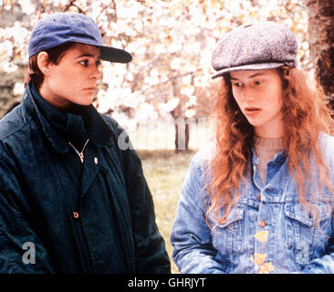 frühlingserzählung - Bei einem Spaziergang besprechen Jeanne (ANNE TEYSSEDRE, l.) und Natacha (FLORENCE DAREL) ihre Probleme ... Regie: Eric Rohmer aka. Conte de printemps Stock Photo