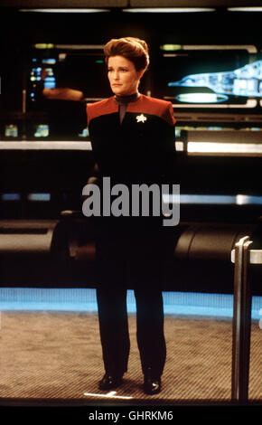 Star Trek: Raumschiff Voyager - Die Hirogen haben die Voyager gekapert. Die gefangene Crew findet sich plötzlich in einer Holodeck-Simulation wieder, wo sie zum Vergnügen des Hirogen-Kommandanten blutige Abenteuer in Frankreich zur Zeit des 2.Weltkriegs durchleben müssen ... Foto: Captain Kathryn Janeway (KATE MULGREW). Regie: Victor Lobl, David Livingston aka. Das TÜtungsspiel Star Trek: Voyager - The Killing Game Stock Photo