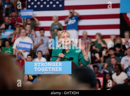 Des Moines, Iowa, USA. 10th Aug, 2016. U.S. Democratic presidential nominee Hillary Clinton makes a speech at a campaign event at Lincoln High School in Des Moines, Iowa, USA, 10 August 2016. Photo: Brian C. Frank/dpa/Alamy Live News Stock Photo