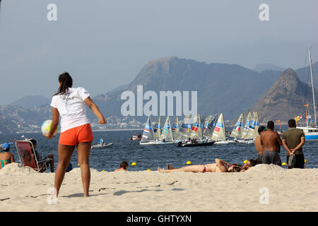 Rio de Janeiro, Brazil. 9th August, 2016. Finn sailing race at the 2016 Summer Olympics Rio in Rio de Janeiro, Brazil. Brazilians and foreigners enjoy the Flamengo beach, which is bathed by the waters of Guanabara Bay, to accompany the sailing competitions, which are held on site. The waters on the site are slightly polluted, even allowing bathers enjoy the beach. Credit:  Luiz Souza/Alamy Live News Stock Photo