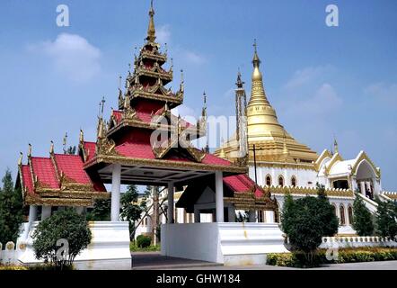 Zhengzhou. 11th Aug, 2016. Photo taken on Aug. 11, 2016 shows the Myanmar style shrine at Baima Temple, or White Horse Temple, in Luoyang, central China's Henan Province. The exotic shrine was designed and funded by Myanmar. © Li An/Xinhua/Alamy Live News Stock Photo