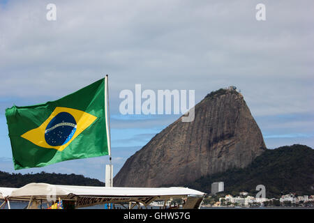 Rio de Janeiro, Brazil, 11 August 2016: Movement of swimmers and fans in Flamengo Beach on the south side of Rio de Janeiro. With the sailing competitions of the Summer Olympics of Rio 2016 being held in the waters of Guanabara Bay, the public twists and enjoy the beach at the same time. Brazilians and foreigners who came to cheer enjoying the sun, sea and sand. Although bathed in Guanabara Bay, Flamengo beach has little pollution. Credit:  Luiz Souza/Alamy Live News Stock Photo