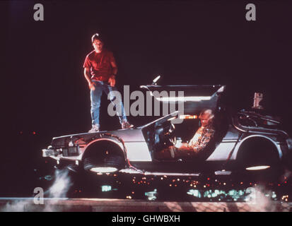 Zurück in die Zukunft Back to the Future USA 1985 Michael J. Fox, Christoph Lloyd mit der Zeitmaschine, ein umgebauter Sportwagen vom Typ De Lorean DMC-12. MICHAEL J. FOX CHRISTOPH LLOYD Stock Photo