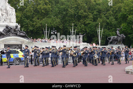 The band of the Royal Air Force provide musical accompaniment to the changing of the guards ceremony, Buckingham Palace, London Stock Photo