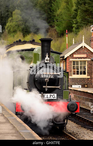 Class J72 0-6-0 tank locomotive No 69023 with observation coach, at Levisham station on the North Yorkshire Moors Railway. Stock Photo