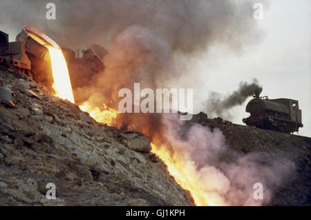 Turkey's Karabuk steel works with Hawthorn Leslie 0-6-0T No. 3302 tipping molten waste down the slag bank. Stock Photo