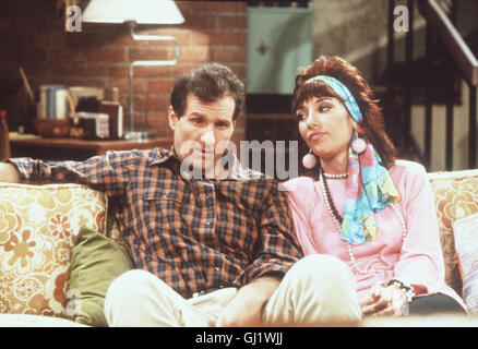 EINE SCHRECKLICH NETTE FAMILIE Married with children Der alljährliche Schuhausverkauf macht Al (ED O'NEILL) schwer zu schaffen. Er dreht durch und Peggy (KATEY SAGAL) muss ihn abholen. Sie ist fassungslos, als sie die ärztliche Diagnose hört: Stress Der Arzt rät Al sich ein Hobby zu suchen, das ihn entspannt. Al beginnt zu gärtnern... aka. Married... with Children/ Jagdsaison Stock Photo