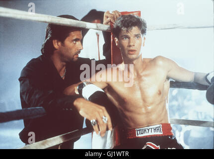 FINAL IMPACT Ein abgehalfteter Kickboxer baut einen neuenchampion auf und versucht, sich mit dessen Hilfe an einem ehemaligen Gegner für eine tiefe Demütigung zu rächen. Bild: Nick Taylor (LORENZO LAMAS) und Danny Davis (MIKE WORTH) Regie: Joseph Merhi, Stephen Smoke aka. Final Impact Stock Photo