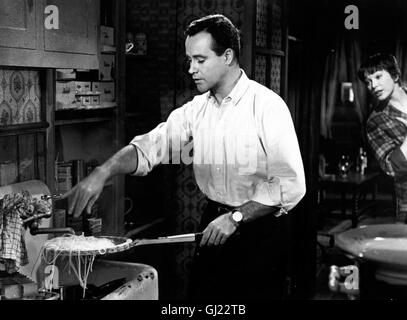 DAS APPARTEMENT - The Apartment USA 1960 - Billy Wilder Bud Baxter hofft auf Beförderung. Aus diesem Grund vermietet er seinem Chef sein Appartement für gelegentliche Schäferstündchen. Die Sache läuft gut, bis er die reizende Fran in seiner Wohnung entdeckt. Szene: Baxter (JACK LEMMON) übt sich in der Kunst die Spaghetti für Fran (SHIRLEY MACLAINE) zuzubereiten. Regie: Billy Wilder aka. The Apartment Stock Photo