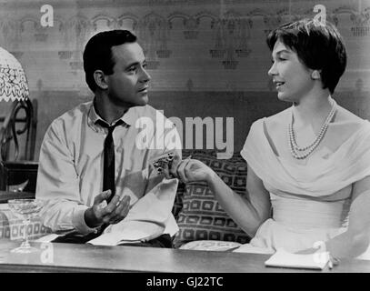 DAS APPARTEMENT - The Apartment USA 1960 - Billy Wilder JACK LEMMON als Bud Baxter und SHIRLEY MACLAINE als Fran Kubelik spielen die Hauptrollen in Billy Wilders Kino Klassiker: Das Appartement. Regie: Billy Wilder aka. The Apartement Stock Photo