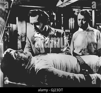 Frankensteins Fluch (The Curse of Frankenstein) USA, England 1957 Regie: Terence Fisher Szene: Baron Viktor (PETER CUSHING), Monster (CHRISTOPHER LEE) und (ROBERT URQUART) als Paul Krempe Stock Photo