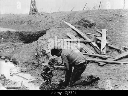 Giganten (GIANT) USA 1955 Regie: George Stevens Szene: JAMES DEAN (Jett Rink) Stock Photo