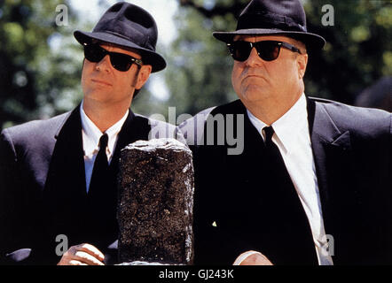 BLUES BROTHERS 2000- Nachdem Elwood Blues (DAN AYKROYD, l.) eine langjährige Gefängnisstrafe verbüßt hat, will er die nach dem Tod seines Bruders Jake auseinandergefallene, legendäre Blues-Brothers- Band wieder auferstehen lassen. Der musikalisch begabte, zehnjährige Buster und der Barkeeper Mighty (JOHN GOODMAN, r.) sollen ihn dabei tatkräftig unterstützen ... Regie: John Landis aka. Blues Brothers 2000 Stock Photo