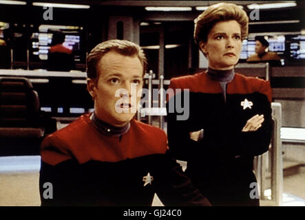 STAR TREK - RAUMSCHIFF VOYAGER-  SFI 2030 Die Voyager kommt einem Versorgungsschiff der Kraylor zu Hilfe, dass von den Anari angegriffen wird. Da alle Offiziere getötet an Bord getötet wurden, braucht das Schiff einen neuen Captain. Viel Arbeit für Janeway (KATE MULGREW) und Paris (ROBERT DUNCAN McNEILL). Regie: Allan Kroeker aka. Star Trek: Voyager - Year of the Hell / Ein Jahr HÜlle Stock Photo