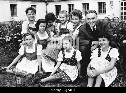 DIE TRAPP-FAMILIE IN AMERIKA D 1958 - Wolfgang Liebeneiner Baronin Maria Trapp (RUTH LEUWERIK), ihr Mann Georg (HANS HOLT) und ihre achtköpfige Kinderschar sind mit religiösen Liedern auf einer Tournee durch die USA. Als der Erfolg ausbleibt, kommt den Trapps die rettende Idee: statt Kirchenmusik präsentieren sie alpenländische Folklore und plötzlich gelingt ihnen der Durchbruch... Regie: Wolfgang Liebeneiner Stock Photo