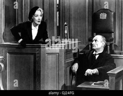 ZEUGIN DER ANKLAGE Witness for the Prosecution USA 1957 - Billy Wilder Die Zeugin der Anklage, Christine Vole (MARLENE DIETRICH, in einer Szene), versucht ihren Mann durch eine raffinierte Falschaussage zu retten. Regie: Billy Wilder aka. Witness for the Prosecution Stock Photo