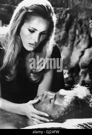 URSULA ANDRESS WITH ACTOR JOHN RICHARDSON IN LONDON ; 12 AUGUST 1964