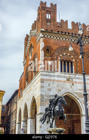 Palazzo Gotico and the equestrian statue of Alessandro Farnese in Piazza Cavalli of Piacenza. Emilia-Romagna. Italy. Stock Photo