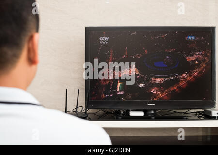ZHONGSHAN CHINA-August 11:a Chinese watching network TV replaying the opening ceremony of the 2016 Summer Olympic Games in Rio d Stock Photo