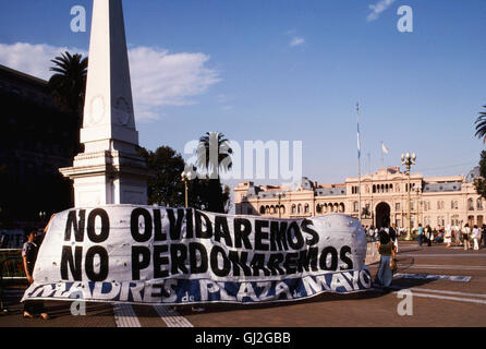 madres de plaza de mayo, protest demonstration, casa rosada, plaza 25 de mayo, buenos aires, argentina, south america Stock Photo