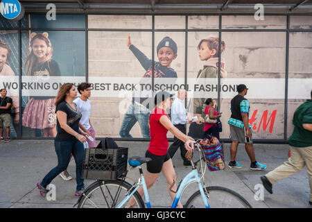 A back to school display is seen on the window of an H&M store in New York on Tuesday, August 9, 2016. Back-to-school is the second biggest shopping season. (© Richard B. Levine) Stock Photo