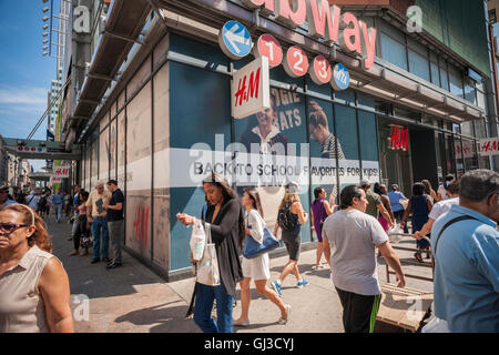 A back to school display is seen on the window of an H&M store in New York on Tuesday, August 9, 2016. Back-to-school is the second biggest shopping season. (© Richard B. Levine) Stock Photo