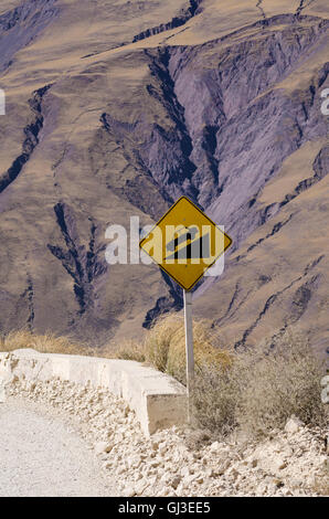 Sign warning of a steep descent on an Andean road Stock Photo