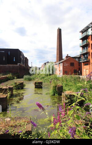 Apartments (r) overlooking the River Don looking to industrial heritage landmarks in Kelham Island area of City of Sheffield, UK Stock Photo