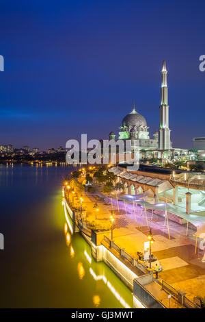 Putrajaya, Malaysia - August 11, 2016: Beautiful pink Putra Mosque at dusk, Putrajaya, Malaysia on August 11, 2016. Stock Photo