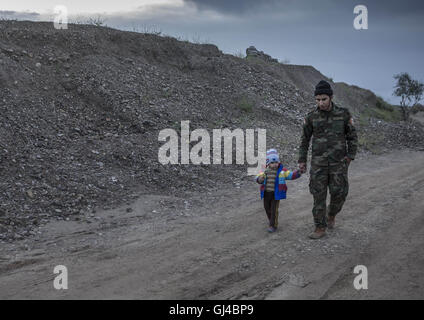 Kirkuk, Kurdistan Regional Goverment are, Iraq. 14th Apr, 2016. Peshmerga soldier at the frontline with his son near to Kirkuk, Kurdistan. © Bertalan Feher/ZUMA Wire/Alamy Live News Stock Photo