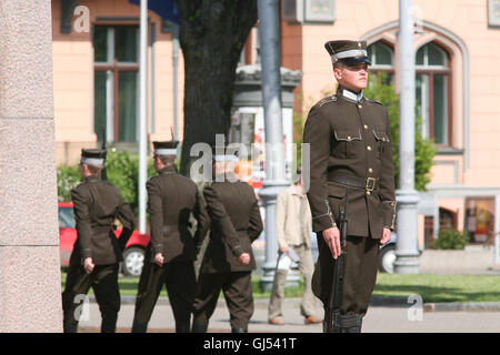 Changing of the guard, Guard of Honour, Latvian soldiers at the base of the 42 metre high Freedom Monument on Brivibas Bulvaris Stock Photo