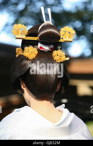 The bride is now in a more relaxed mood after the rigours of a traditional Japanese Shinto wedding ceremony and a formal portrai Stock Photo