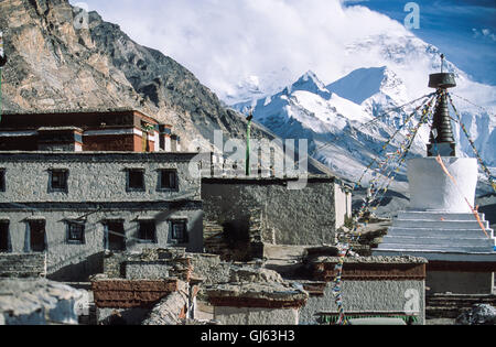 Rongbuk  monastery, which  featured  in  Michael  Palin's  'Himalaya'  tv  series  with  North  Face  of  Mount  Everest  (8,848 Stock Photo