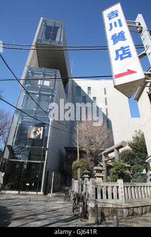 'One Omotesando' (2003) by architect Kengo Kuma. This buiding houses luxury brand flagship stores Fendi, Celine, Donna Karan New Stock Photo