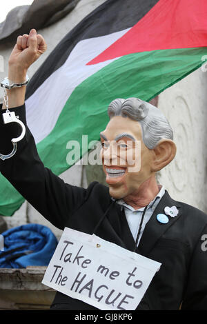 Manchester, UK. 13th Aug, 2016. A man wearing a Tony Blair mask and holding up a handcuffed arm in Piccadilly Gardens, Manchester, 13th August, 2016 Credit:  Barbara Cook/Alamy Live News Stock Photo