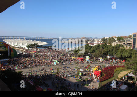Rio de Janeiro, Brazil. 13th Aug, 2016. Tens of thousands of people enjoying the artistic and cultural attractions of the Rio 2016 Olympic Boulevard, in downtown Rio. The venue is a live site for the public to watch the activities of the Rio 2016 Olympic Games on the big screens and also shows by local artists. Cariocas and tourists also has several attractions in the sheds of the port of Rio, receiving activities as the home of the NBA athletes. Credit:  Luiz Souza/Alamy Live News Stock Photo