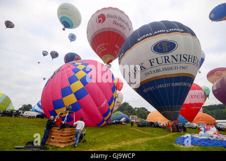 Hot air balloons lift off in a mass ascent at the Bristol International Balloon Fiesta, Ashton Court Estate. Stock Photo